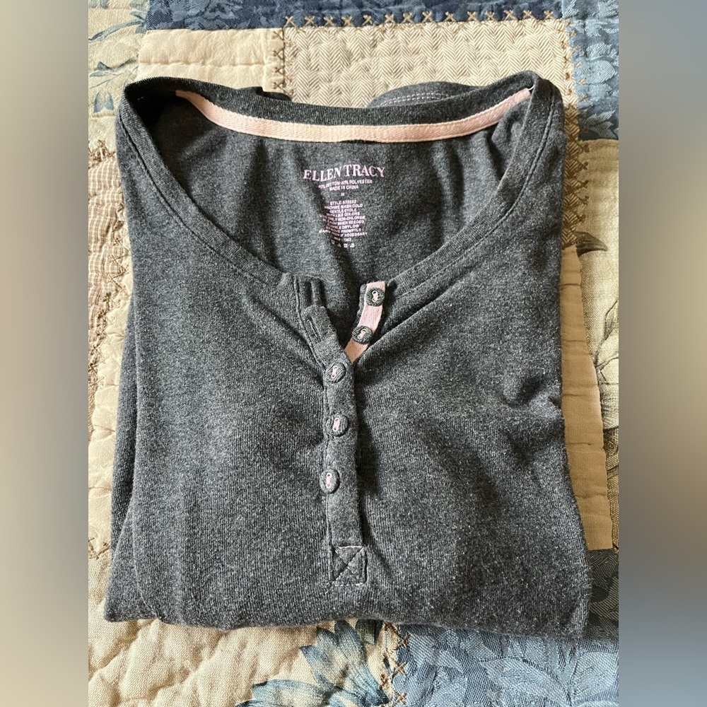 Women’s Ellen Tracy Sleep Shirt. Color Gray Size M pre-loved